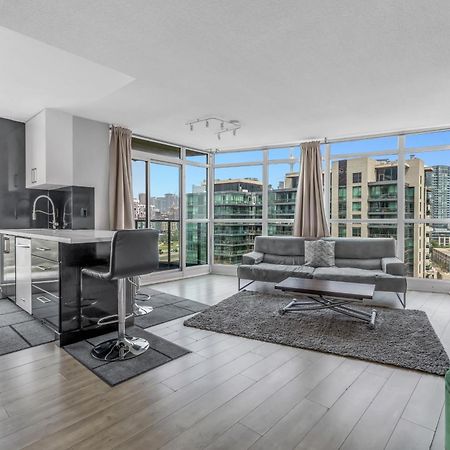 2 Bedroom Waterfront Condo Downtown W/ Free Parking 多伦多 外观 照片