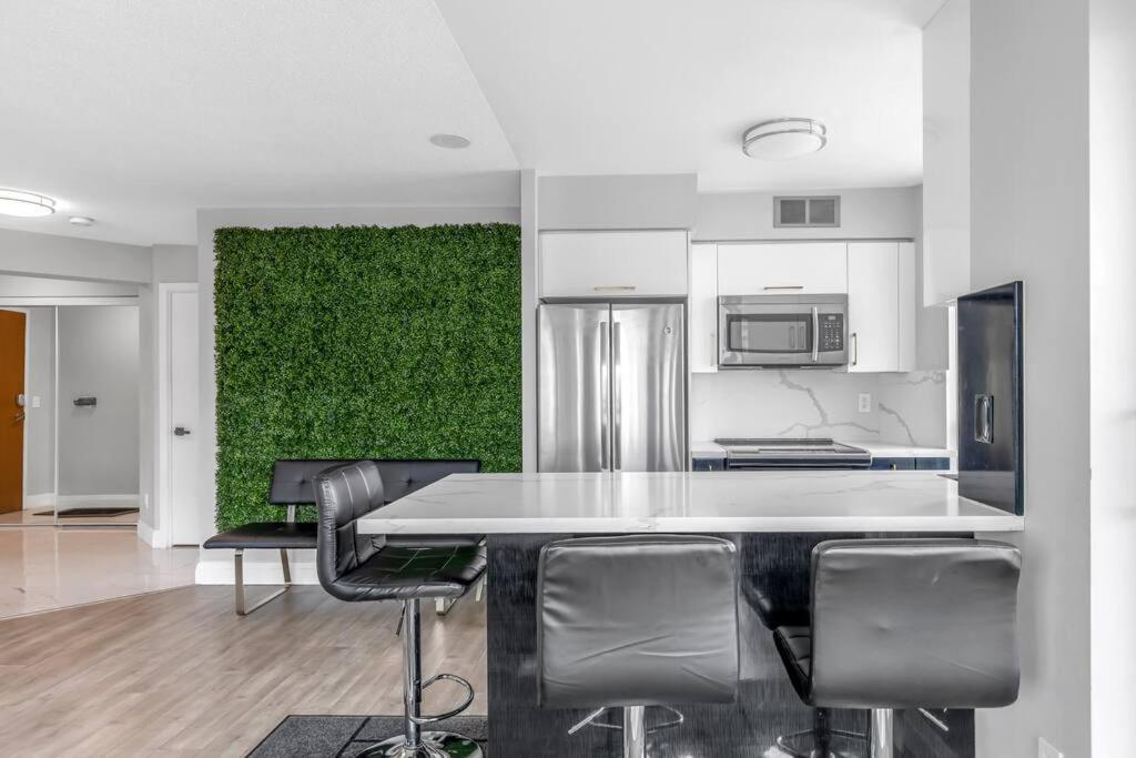 2 Bedroom Waterfront Condo Downtown W/ Free Parking 多伦多 外观 照片