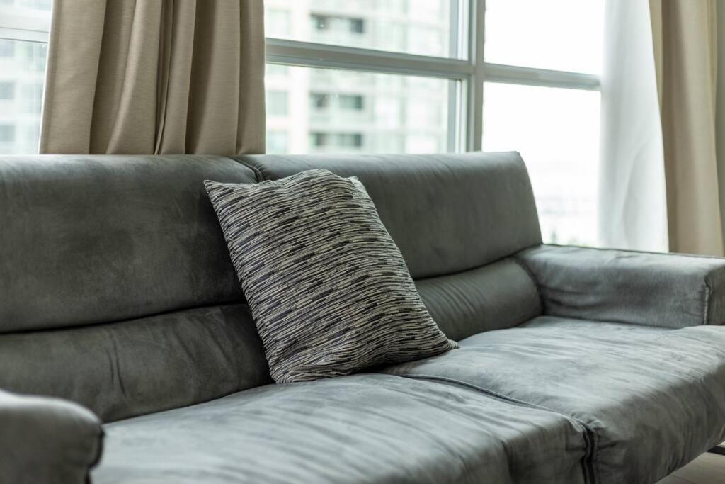 2 Bedroom Waterfront Condo Downtown W/ Free Parking 多伦多 外观 照片