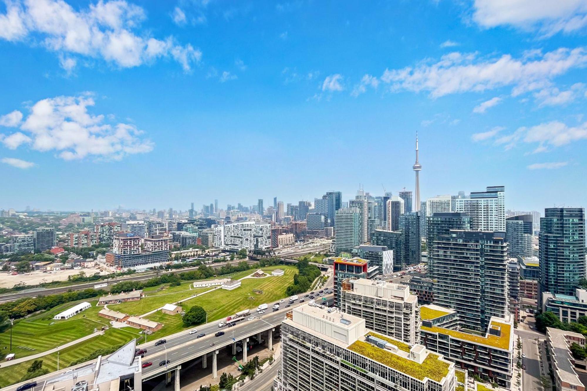2 Bedroom Waterfront Condo Downtown W/ Free Parking 多伦多 外观 照片